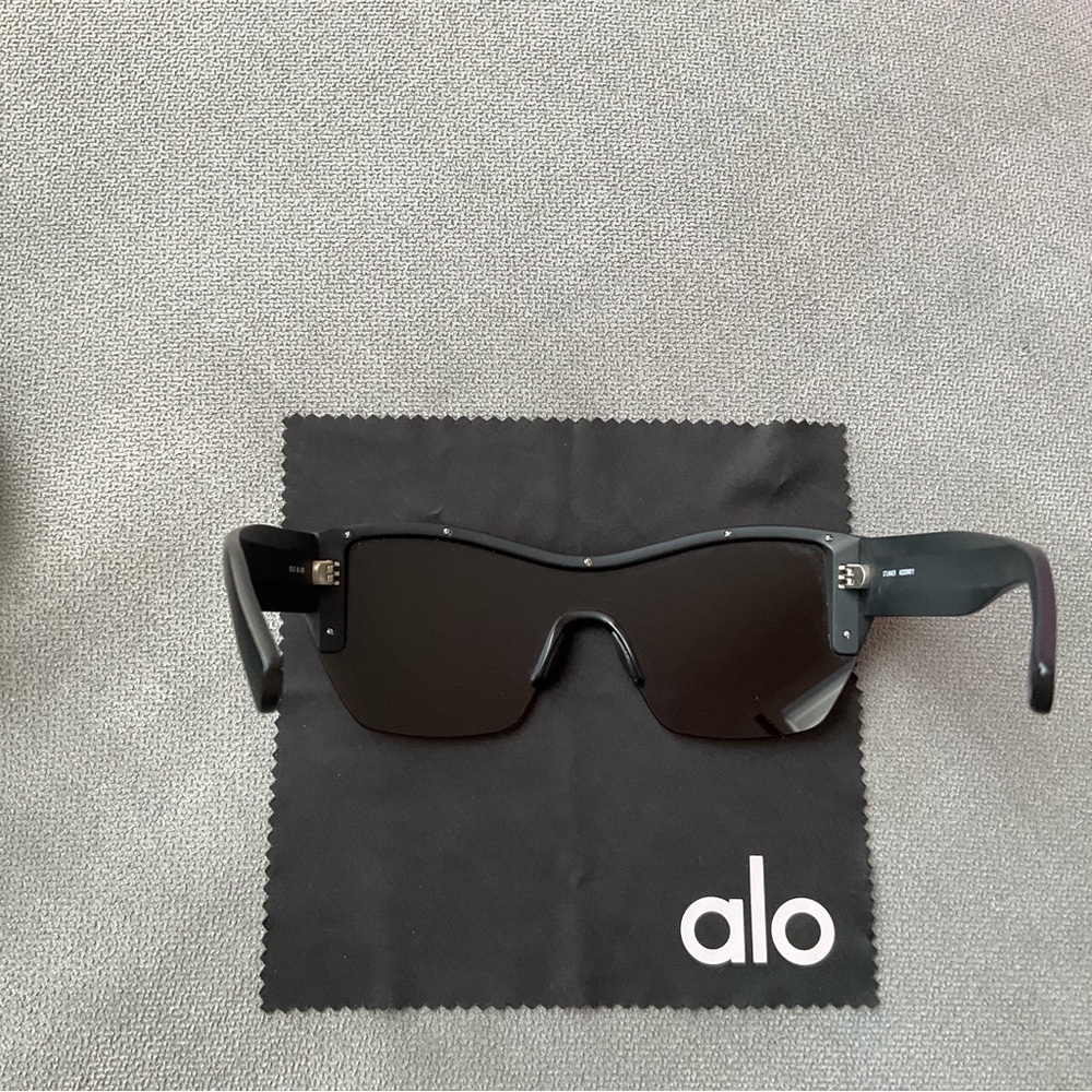 Alo Yoga Stunner Sunglasses Black - Picture 12 of 15
